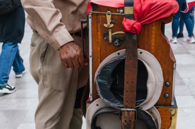 Mexico City 'deki Güzel Sanatlar Sarayı' nın önünde enstrüman çalıyor.