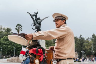 Mexico City 'deki Güzel Sanatlar Sarayı' nın önünde enstrüman çalıyor.
