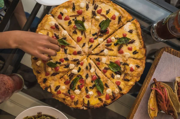 Pizza Artigianale Con Insetti Come Cavallette Vermi Maguey Chinicuili Jumiles — Foto Stock