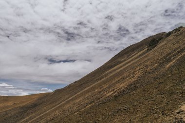 Nevado de Toluca, Meksika 'nın yüksek dağ manzarası, turkuaz gölleri, volkanik kaya zirveleri, bitki örtüsü ve birkaç ağacı..
