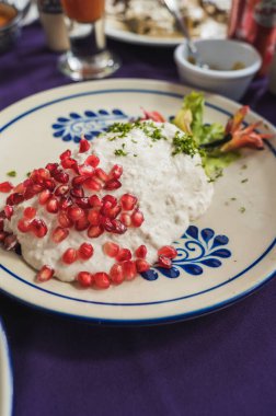 Şili en nogada doldurulmuş, tipik Meksika yemekleri, Ağustosta ve eylülde, özellikle ulusal tatillerde hazırlanır..