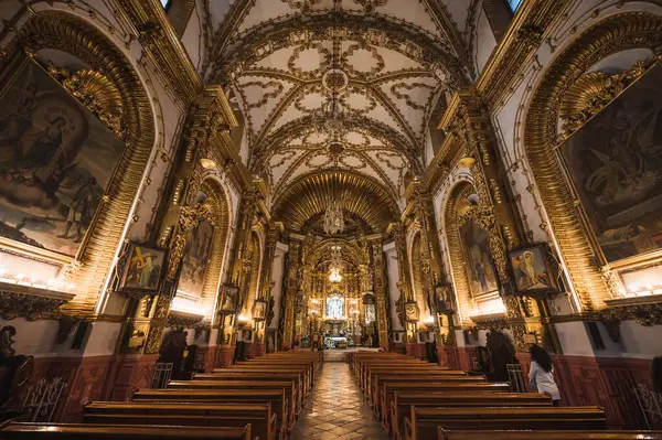 Santa Isabel 'in güzel kilisesi, Meksika' nın Tlaxcala şehrinde yer alan altın sarısı detaylarla iç mekandan görüldü.