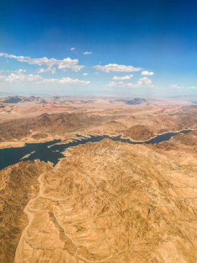 Nevada Çölü, Birleşik Devletler 'in hava fotoğraflarında dağları, çöl ovalarını, nehirli bir gölü, bulutları ve gökyüzünü görebilirsiniz..