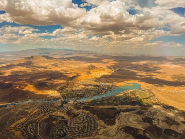 Nevada Çölü, Birleşik Devletler 'in hava fotoğraflarında dağları, çöl ovalarını, nehirli bir gölü, bulutları ve gökyüzünü görebilirsiniz..
