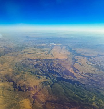 Nevada Çölü 'nün, Birleşik Devletler' in hava fotoğraflarında dağları, çöl ovalarını, bulutları ve gökyüzünü görebilirsiniz..