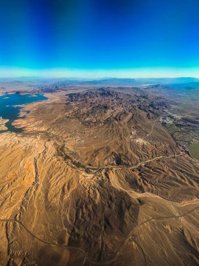 Nevada Çölü, Birleşik Devletler 'in hava fotoğraflarında dağları, çöl ovalarını, nehirli bir gölü, bulutları ve gökyüzünü görebilirsiniz..