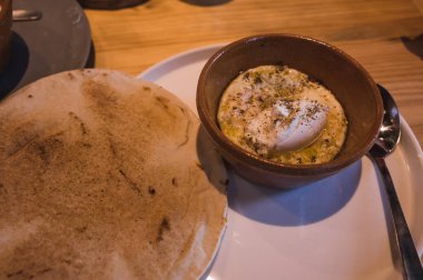 Kremalı sıcak yumurta ve pide.