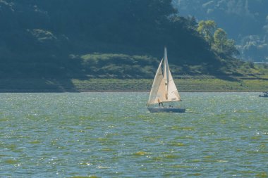 Valle de Bravo barajında tekneler ve yelkenliler.