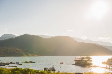 Valle de Bravo barajının manzarası ve şehirli dağlar..