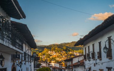 Gün batımında Valle de Bravo 'nun Sihirli Kasabası manzarası.