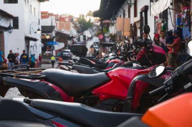 Motosikletler Valle de Bravo 'nun ortasına park edilmiş..