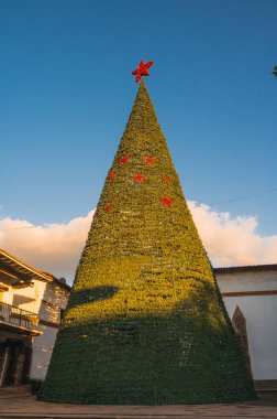 Valle de Bravo kilisesinin merdiveninde dev bir Noel ağacı var..