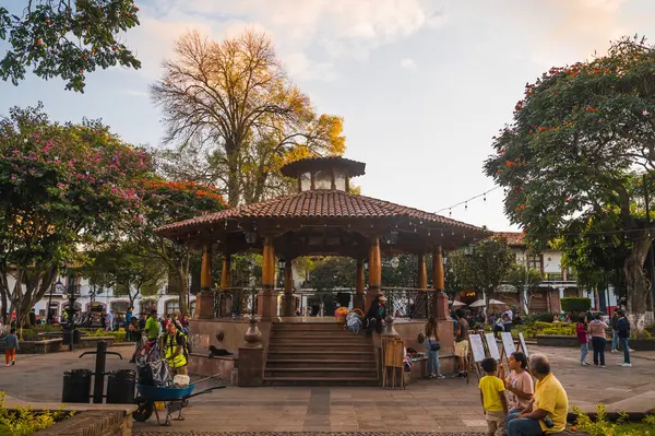 Gün batımında Valle de Bravo 'nun Sihirli Kasabası' nda büfe manzarası.