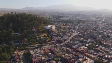 Metepec Belediyesi 'nin günbatımında çekilen hava videosu arka tarafta Nevado de Toluca ile Cerro de los Magueyes' e doğru bir kamera hareketi yapıyor..