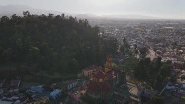 Metepec Belediyesi 'nin günbatımında çekilen hava videosu arka tarafta Nevado de Toluca ile Cerro de los Magueyes' e doğru bir kamera hareketi yapıyor..