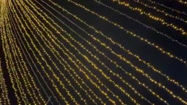 4K video klip ışıkları bir şelale ve dev bir Noel ağacı yaratıyor..