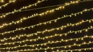 Noel serisi ışıklarının 4K videosu bir şelale ve dev bir Noel ağacı yaratıyor..