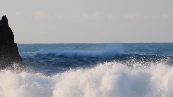Slow Motion Video Waves Breaking Rocks Beach Cliffs — Stock Video