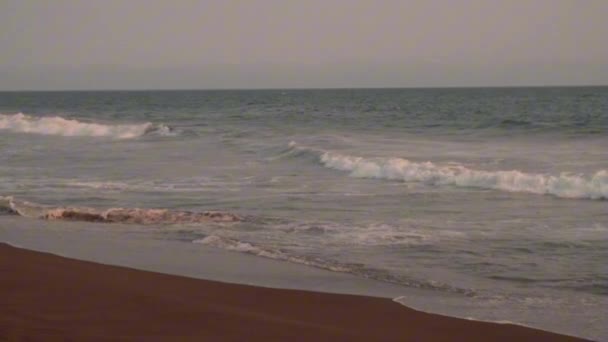 Videoclip Mișcare Lentă Undelor Care Prăbușesc Plajă Apusul Soarelui — Videoclip de stoc