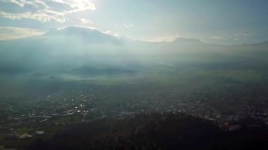 Meksika 'nın Amecameca kentindeki Sihirli Kasaba' nın HD klibi, şehrin merkezinden geçiyor ve arka planda şafakta Iztacihuatl Volkanı var..