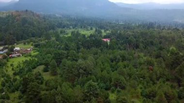Dağlarda sis ve fırtına bulutları yaklaşan bir ormanın HD klibi..