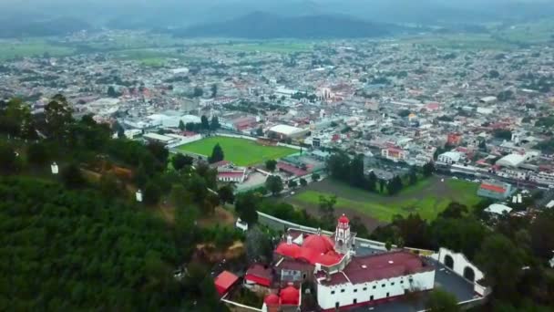 メキシコ州アマルカの魔法の町のHdの空中ビデオ サクロモンテ教会を通過 町の中心部と夜明けにイズタシュヴァルカノの背景 — ストック動画