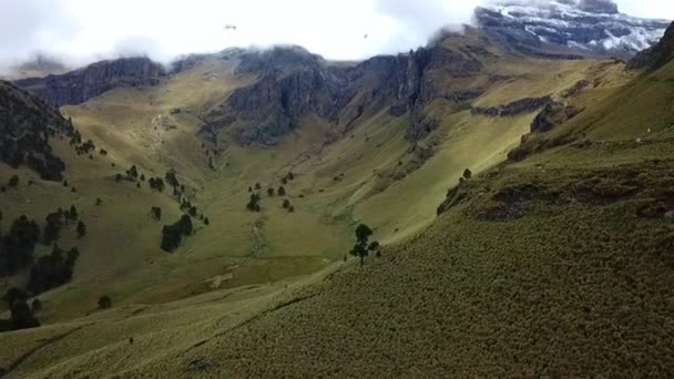 在伊兹塔克肖火山倾斜上升的空中录像 在多云的一天里 雪下的峡谷 森林和雾气都能分辨出来 — 图库视频影像
