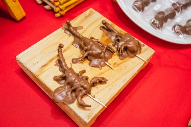 Çikolata ile hazırlanmış akrepler, geleneksel İspanyol öncesi Meksika yemekleri, ahşap bir tahtada servis edilir..