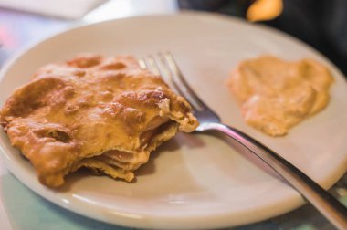 Peynirli karides böreği, yanında da sos..