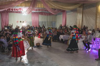 Geleneksel Meksika düğünü, Michoacan Eyaleti tarzında, Purpecha tarzında, dansçılar şallar, huipiller, şapkalar ve battaniye giysileri gibi alanlardan giyiniyorlar..