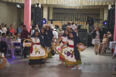 Geleneksel Meksika düğünü, Michoacan Eyaleti tarzında, Purpecha tarzında, dansçılar şallar, huipiller, şapkalar ve battaniye giysileri gibi alanlardan giyiniyorlar..
