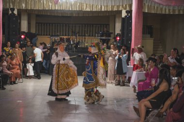 Geleneksel Meksika düğünü, Michoacan Eyaleti, Purpecha tarzı, Matanchine olarak bilinen maskeli dansçılarla..