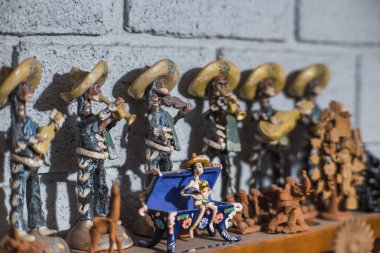 Mariachi 'nin kafatasları balçıktan ve boyalı, geleneksel Meksika el sanatları..