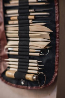 Kil heykellerini şekillendirmek için oymalar.