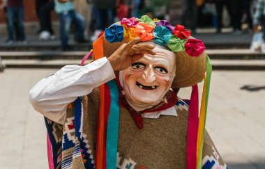 Danza de los viejitos, Meksika 'nın Michoacan eyaletinden gelen geleneksel Meksika dansı. Renkli ve canlı renklerle, tipik yaşlı adam maskesine ek olarak.