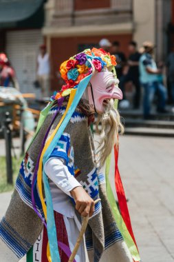 Danza de los viejitos, Meksika 'nın Michoacan eyaletinden gelen geleneksel Meksika dansı. Renkli ve canlı renklerle, tipik yaşlı adam maskesine ek olarak.