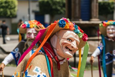 Danza de los viejitos, Meksika 'nın Michoacan eyaletinden gelen geleneksel Meksika dansı. Renkli ve canlı renklerle, tipik yaşlı adam maskesine ek olarak.