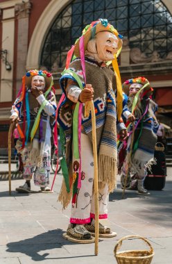 Danza de los viejitos, Meksika 'nın Michoacan eyaletinden gelen geleneksel Meksika dansı. Renkli ve canlı renklerle, tipik yaşlı adam maskesine ek olarak.
