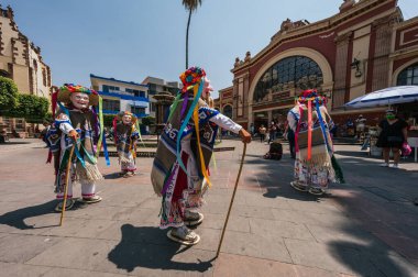 Danza de los viejitos, Meksika 'nın Michoacan eyaletinden gelen geleneksel Meksika dansı. Renkli ve canlı renklerle, tipik yaşlı adam maskesine ek olarak.