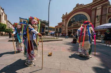 Danza de los viejitos, Meksika 'nın Michoacan eyaletinden gelen geleneksel Meksika dansı. Renkli ve canlı renklerle, tipik yaşlı adam maskesine ek olarak.