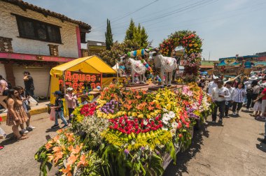 Geleneksel San Isidro yürüyüşü şenliğinde Meksika, Meksika Metepec 'te madalyalı şamandıra.