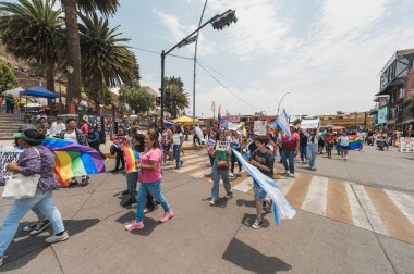 LGBT topluluğundan insanlar çok renkli bayraklar taşıyorlar, Meksika 'nın Metepec şehrindeki Onur Yürüyüşü' nde, kostümler içinde geçit yapıyorlar ve makyaj yapıyorlar..