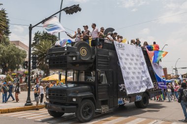 LGBT topluluğundan insanlar çok renkli bayraklar taşıyorlar, Meksika 'nın Metepec şehrindeki Onur Yürüyüşü' nde, minibüs ve kamyonlarla geçit yapıyorlar..