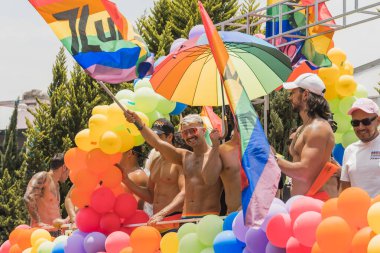 LGBT topluluğundan insanlar çok renkli bayraklar taşıyorlar, Meksika 'nın Metepec şehrindeki Onur Yürüyüşü' nde, minibüs ve kamyonlarla geçit yapıyorlar..