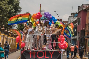 LGBT topluluğundan insanlar çok renkli bayraklar taşıyorlar, Meksika 'nın Metepec şehrindeki Onur Yürüyüşü' nde, minibüs ve kamyonlarla geçit yapıyorlar..