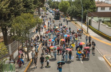 Meksika 'nın Metepec şehrindeki Onur Yürüyüşü' nde LGBT cemaatinden insanlar çok renkli bayraklar taşıyorlar..