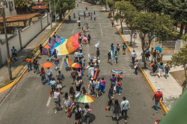 Meksika 'nın Metepec şehrindeki Onur Yürüyüşü' nde LGBT cemaatinden insanlar çok renkli bayraklar taşıyorlar..