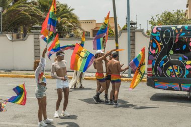 Meksika 'nın Metepec şehrindeki Onur Yürüyüşü' nde LGBT cemaatinden insanlar çok renkli bayraklar taşıyorlar..