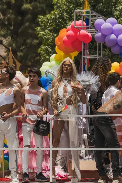 LGBT topluluğundan insanlar çok renkli bayraklar taşıyorlar, Meksika 'nın Metepec şehrindeki Onur Yürüyüşü' nde, minibüs ve kamyonlarla geçit yapıyorlar..