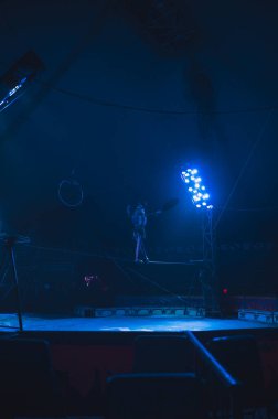 Sirk cambazı kadın ipte yürüyor..